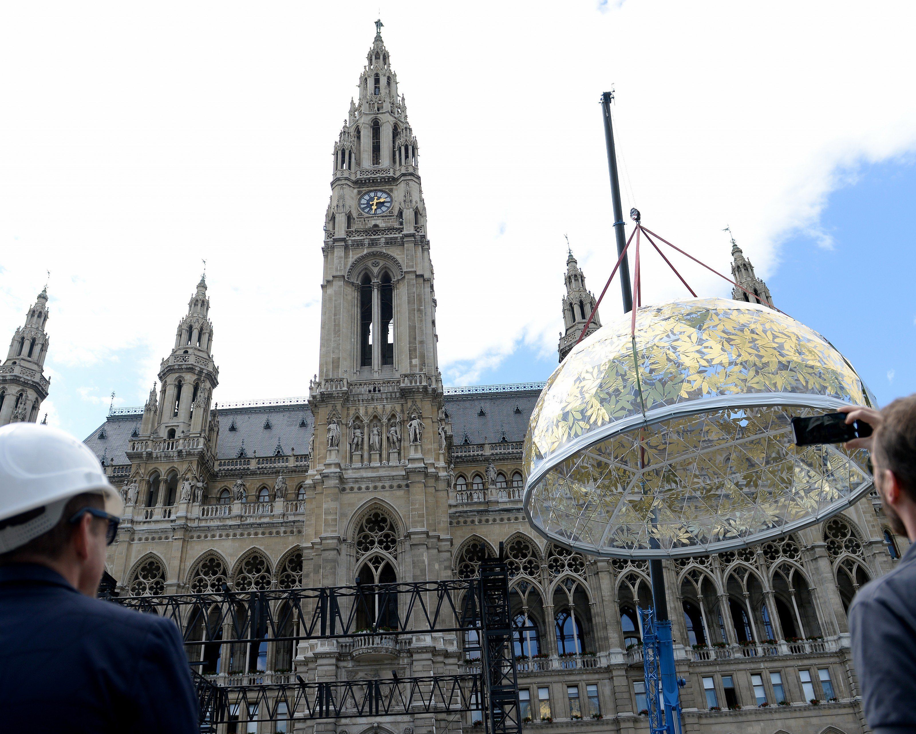 Der Life Ball erhäkt seine Bühne am Rathausplatz Der Life Ball erhäkt seine Bühne am Rathausplatz