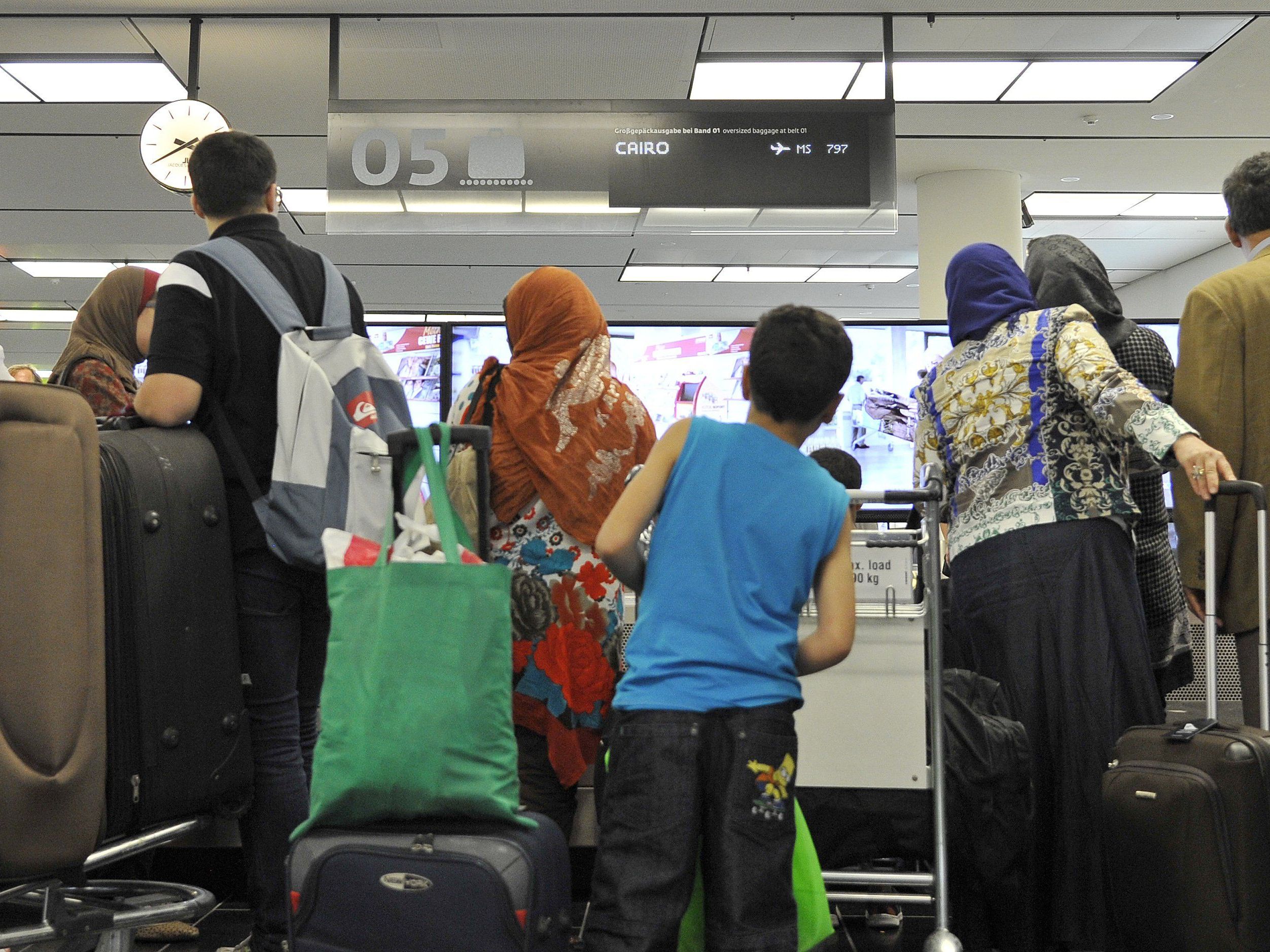 Wiener Flughafen-Securitys schmuggelten Flüchtlinge auf Flüge Wiener Flughafen-Securitys schmuggelten Flüchtlinge auf Flüge
