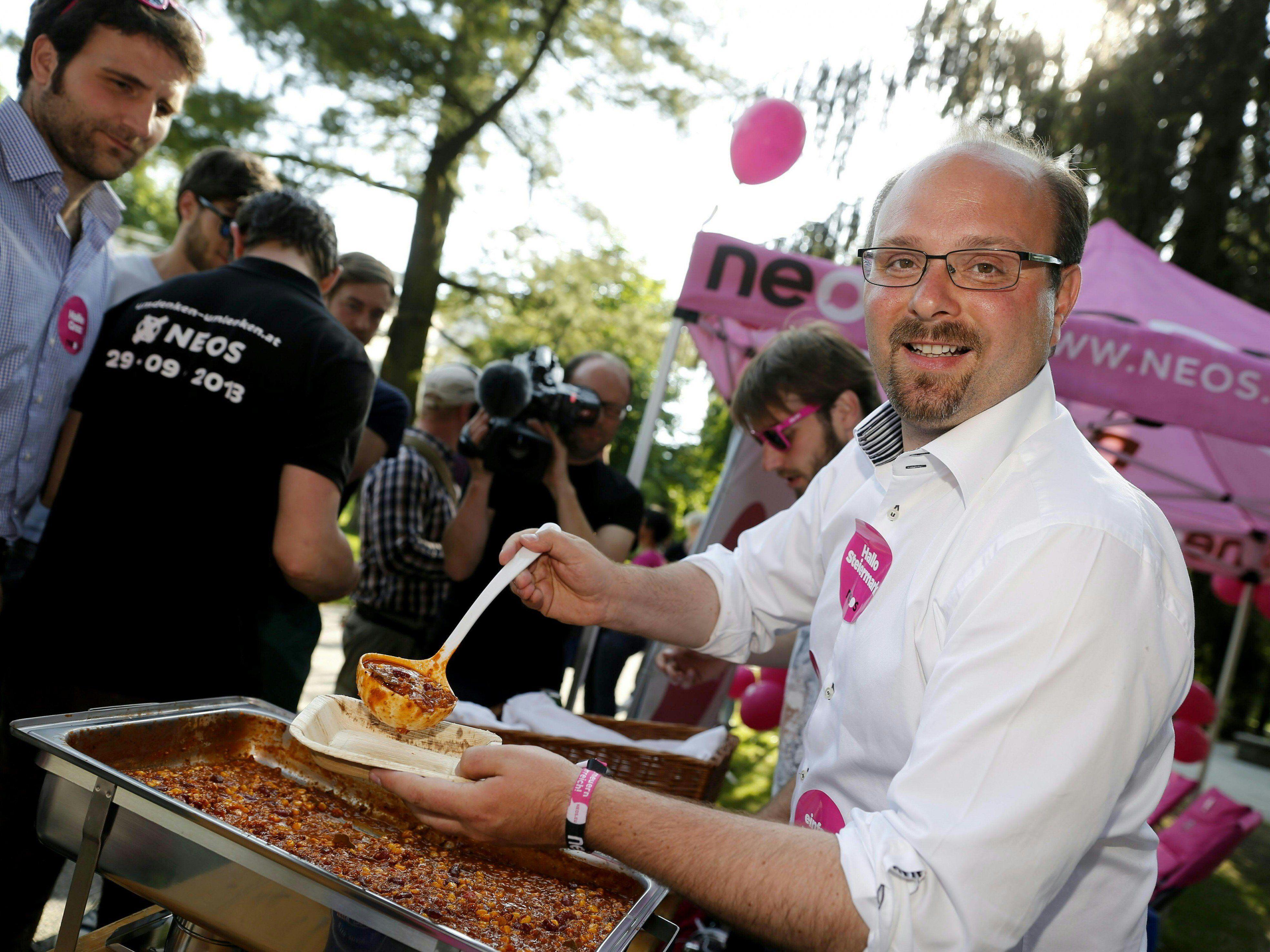 NEOS-Spitzenkandidat Uwe Trummer servierte zum Wahlkampfabschluss Chili con Carne.