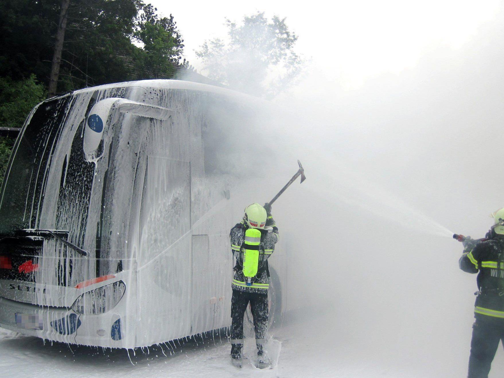 Bus fing auf A2 in NÖ auf dem Weg zum Song Contest Feuer