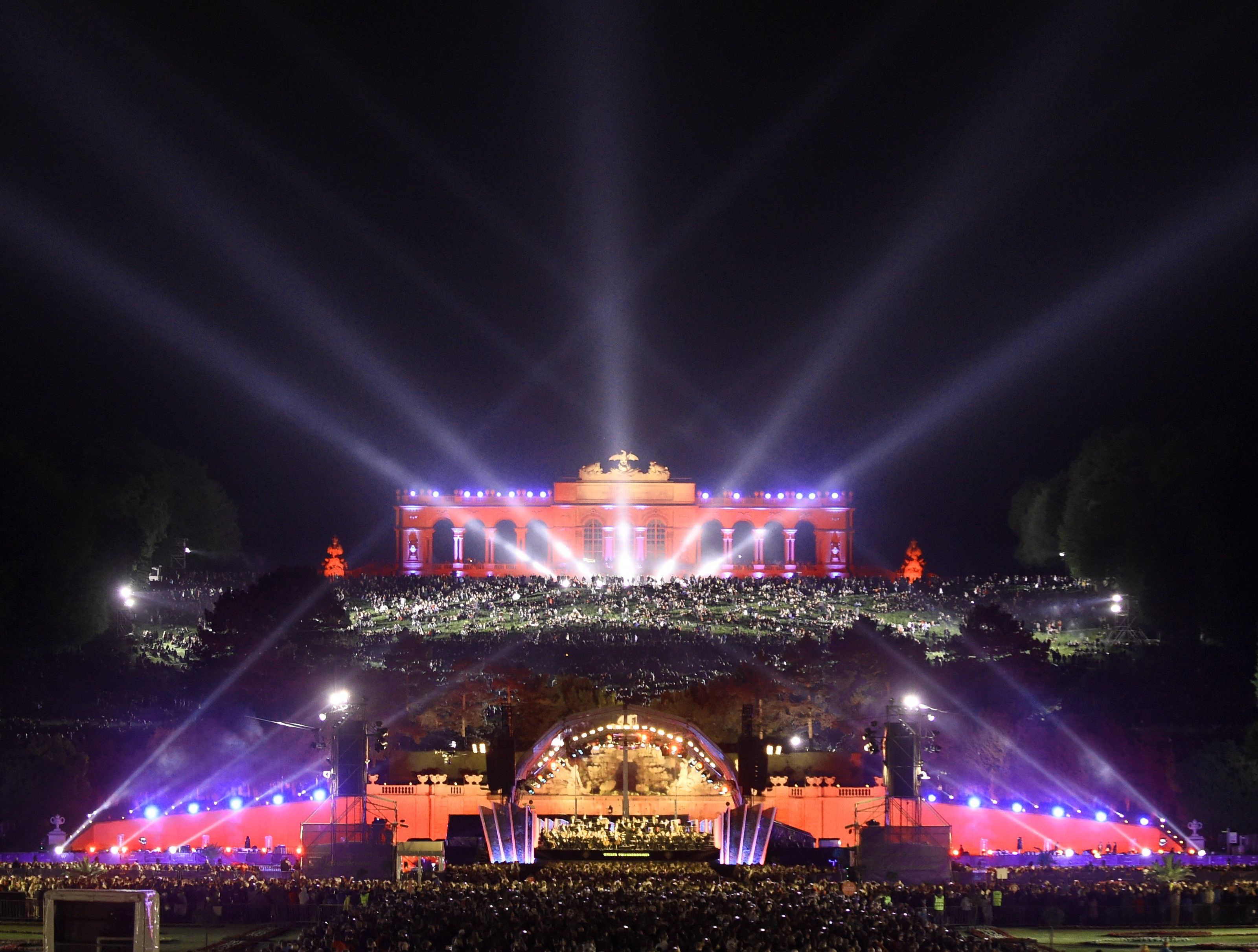Die pompöse Eröffnung der Wiener Festwochen mit dem Sommernachtskonzert. Die pompöse Eröffnung der Wiener Festwochen mit dem Sommernachtskonzert.