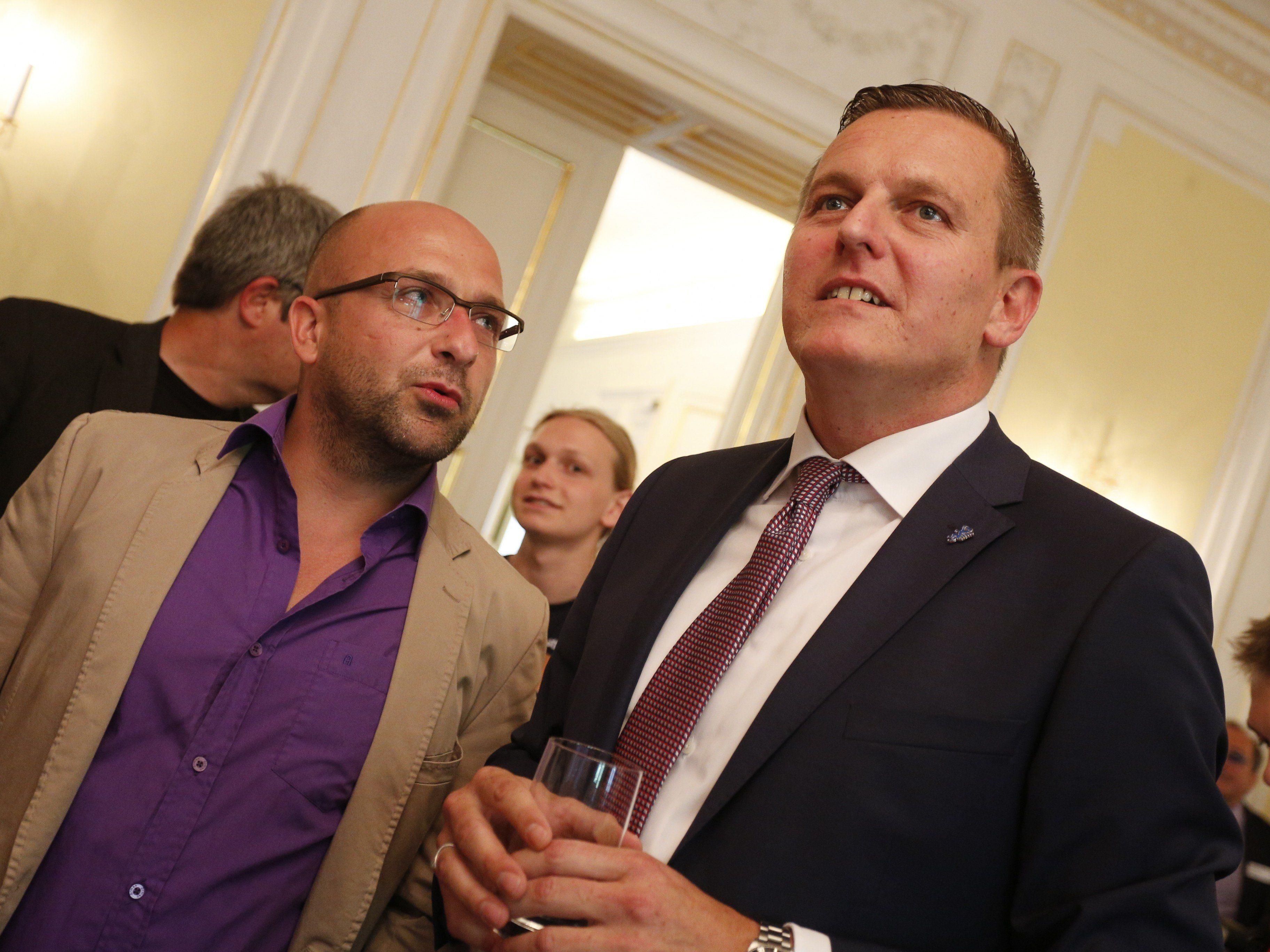 FPÖ-Spitzenkandidat Mario Kunasek (rechts) freut sich über die Hochrechnung bei der Steiermark-Wahl.