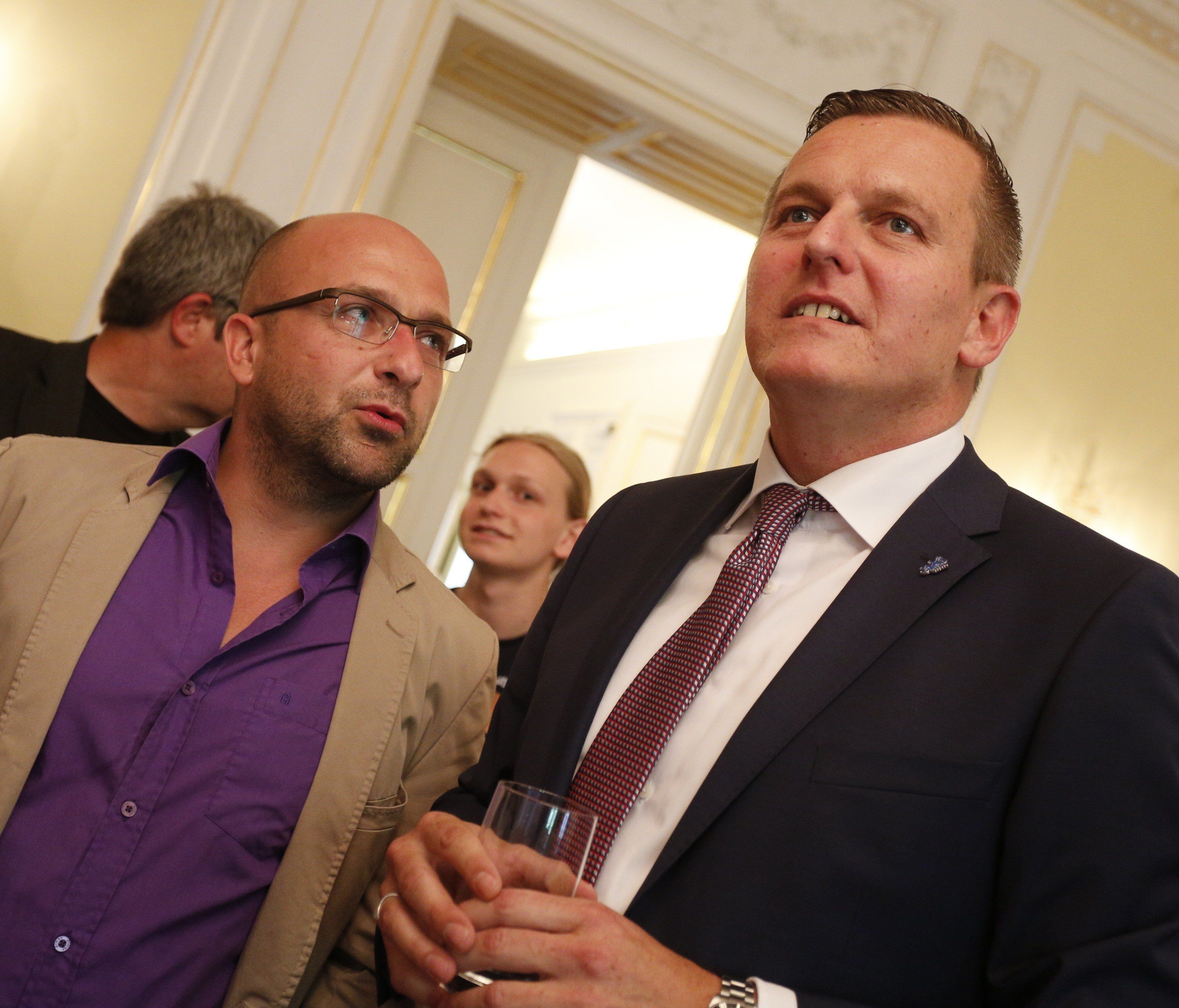 FPÖ-Spitzenkandidat Mario Kunasek (rechts) freut sich über die Hochrechnung bei der Steiermark-Wahl. FPÖ-Spitzenkandidat Mario Kunasek (rechts) freut sich über die Hochrechnung bei der Steiermark-Wahl.