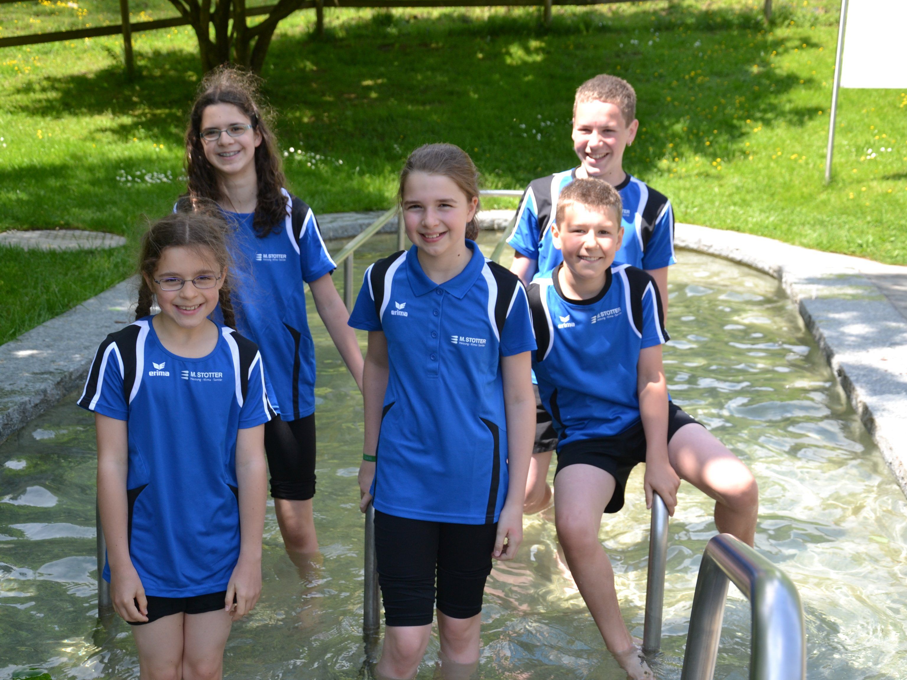 Sebastian, Jonas, Magdalena, Johanna und Pauline genossen eine Abkühlung in der Wassertrete Sebastian, Jonas, Magdalena, Johanna und Pauline genossen eine Abkühlung in der Wassertrete