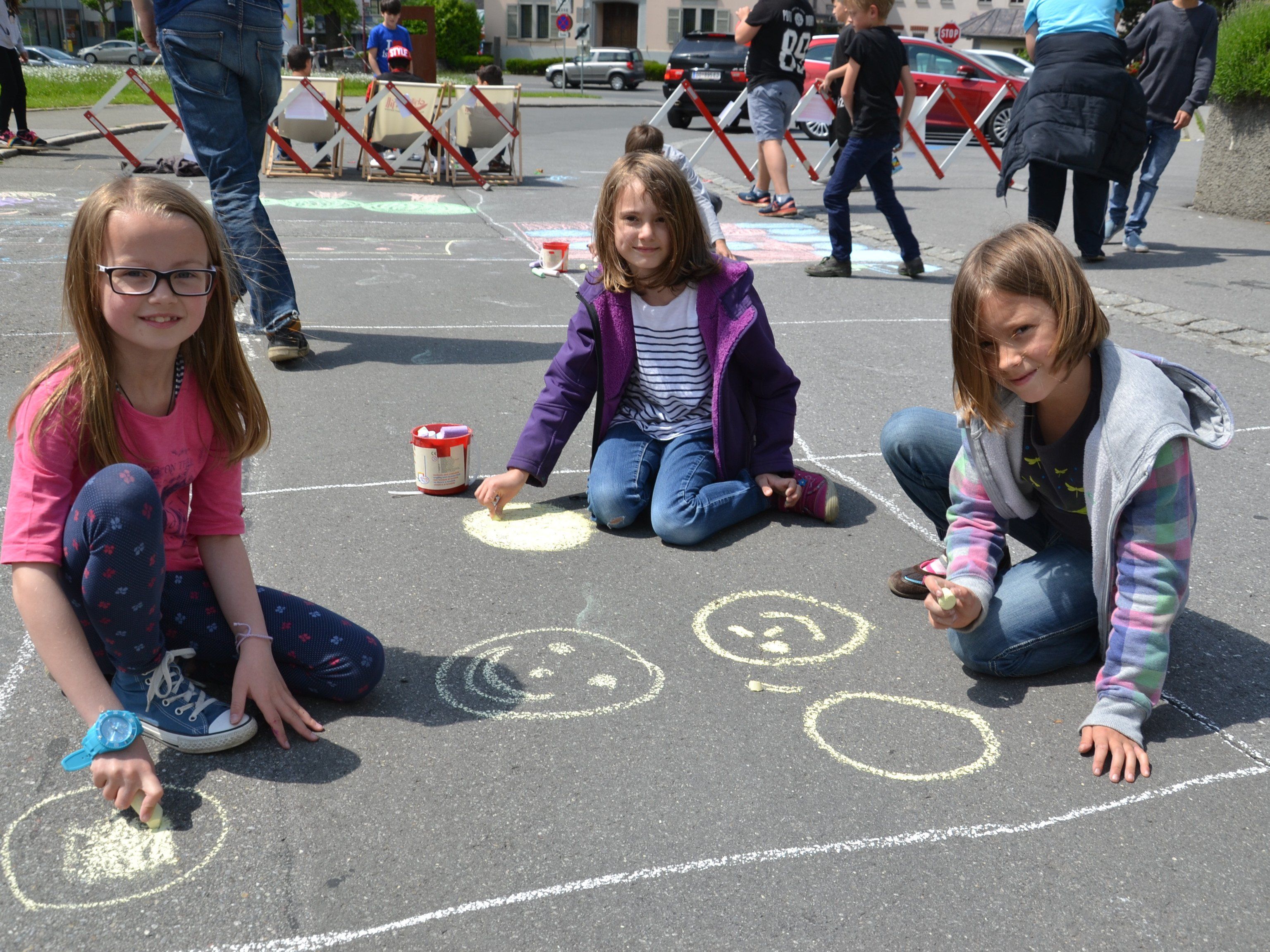 v.l. Emma, Hanna und Heidi hatten ihren Spaß beim Götzner Spielefest v.l. Emma, Hanna und Heidi hatten ihren Spaß beim Götzner Spielefest