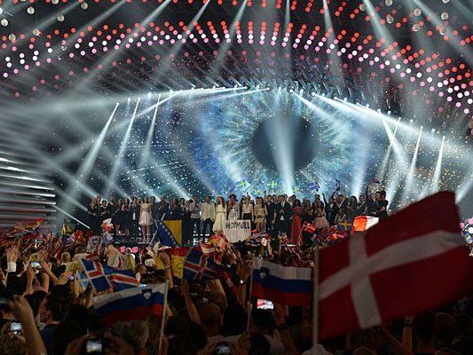 Sämtliche Teilnehmer auf der Bühne beim zweiten Hallbfinale des ESC 2015 Sämtliche Teilnehmer auf der Bühne beim zweiten Hallbfinale des ESC 2015
