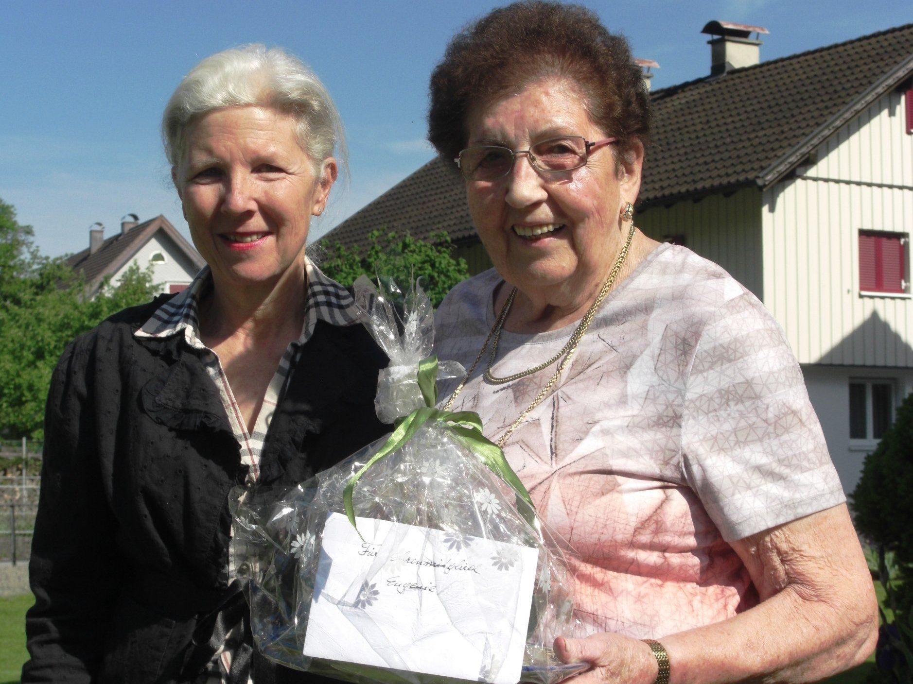 Obfrau Hildegard Reichegger überreichte Eugenie Häusle ein Ehrengeschenk. Obfrau Hildegard Reichegger überreichte Eugenie Häusle ein Ehrengeschenk.