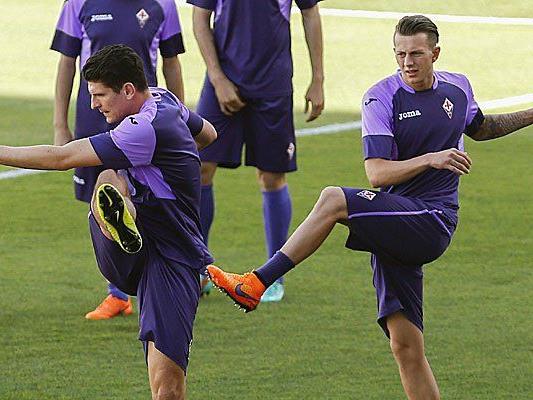 Mario Gomez (l.) hat mit Fiorentina ein schweres Spiel gegen Titelverteidiger Sevilla vor sich.