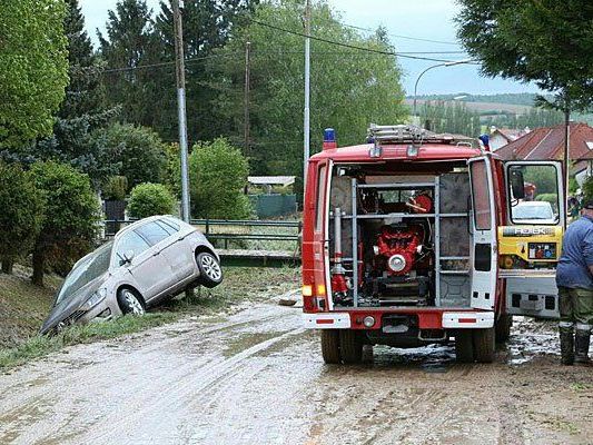 Während der Aufräumarbeiten nach einem Unwetter im Bezirk Hollabrunn