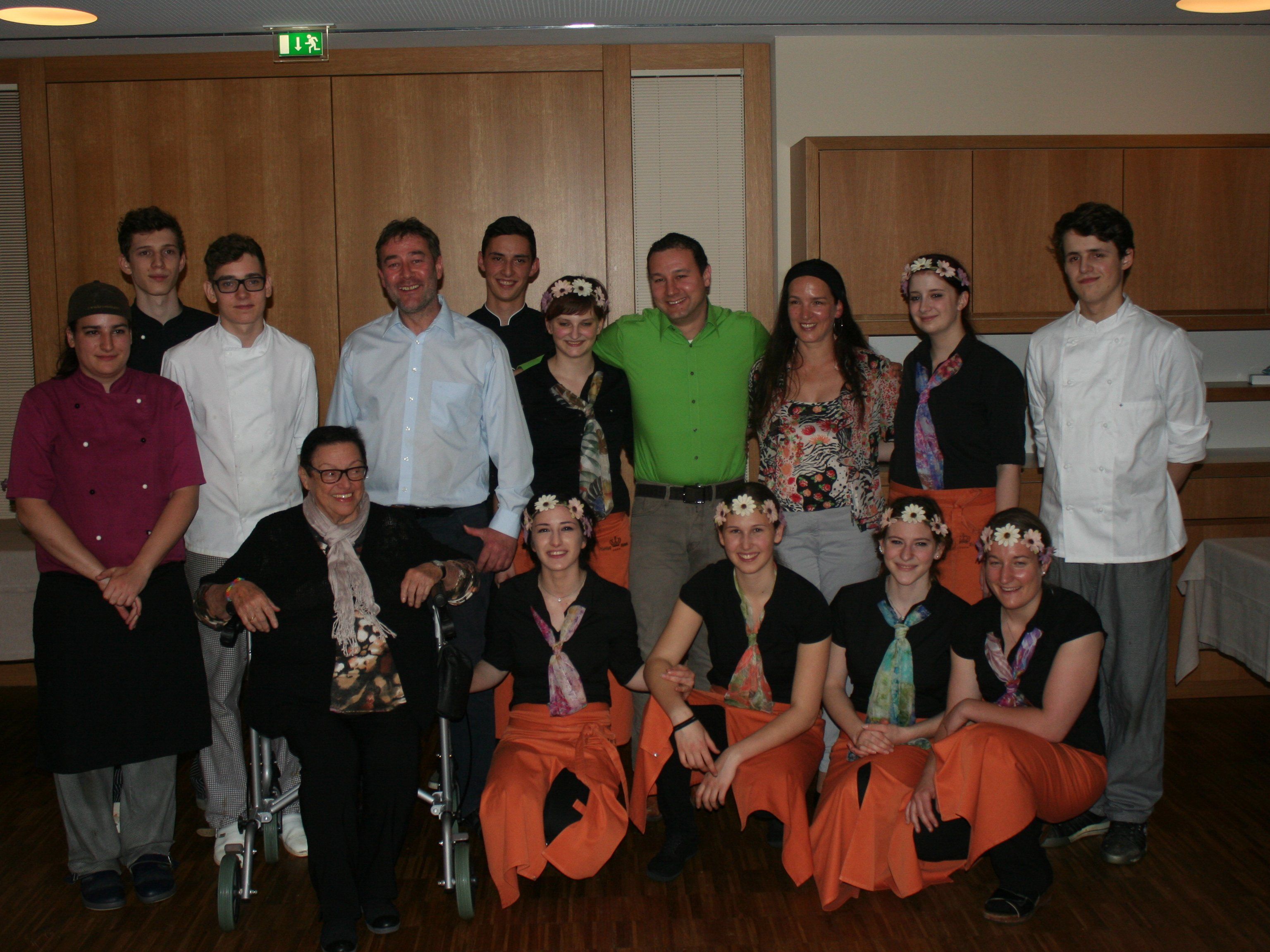 Ausbildner, Seniorchefin Wilma Fink und die Lehrlinge Ausbildner, Seniorchefin Wilma Fink und die Lehrlinge