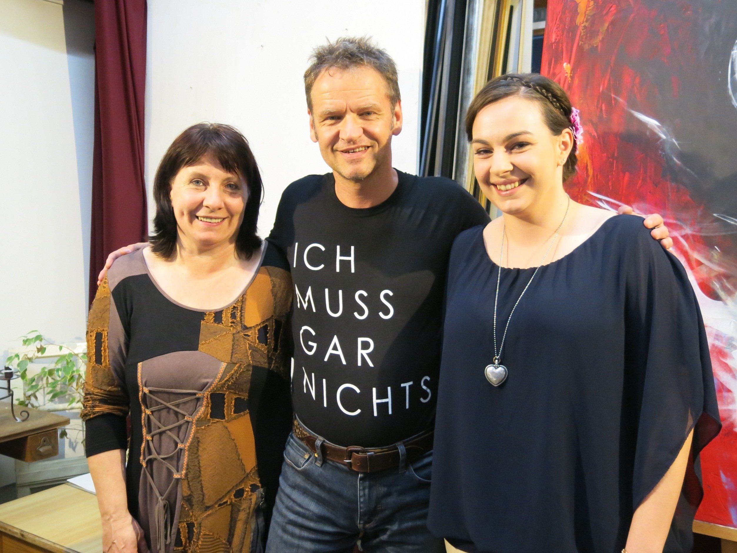 Stefan Schlenker mit den Gastgebern Sonja und Stefanie Köstl Stefan Schlenker mit den Gastgebern Sonja und Stefanie Köstl