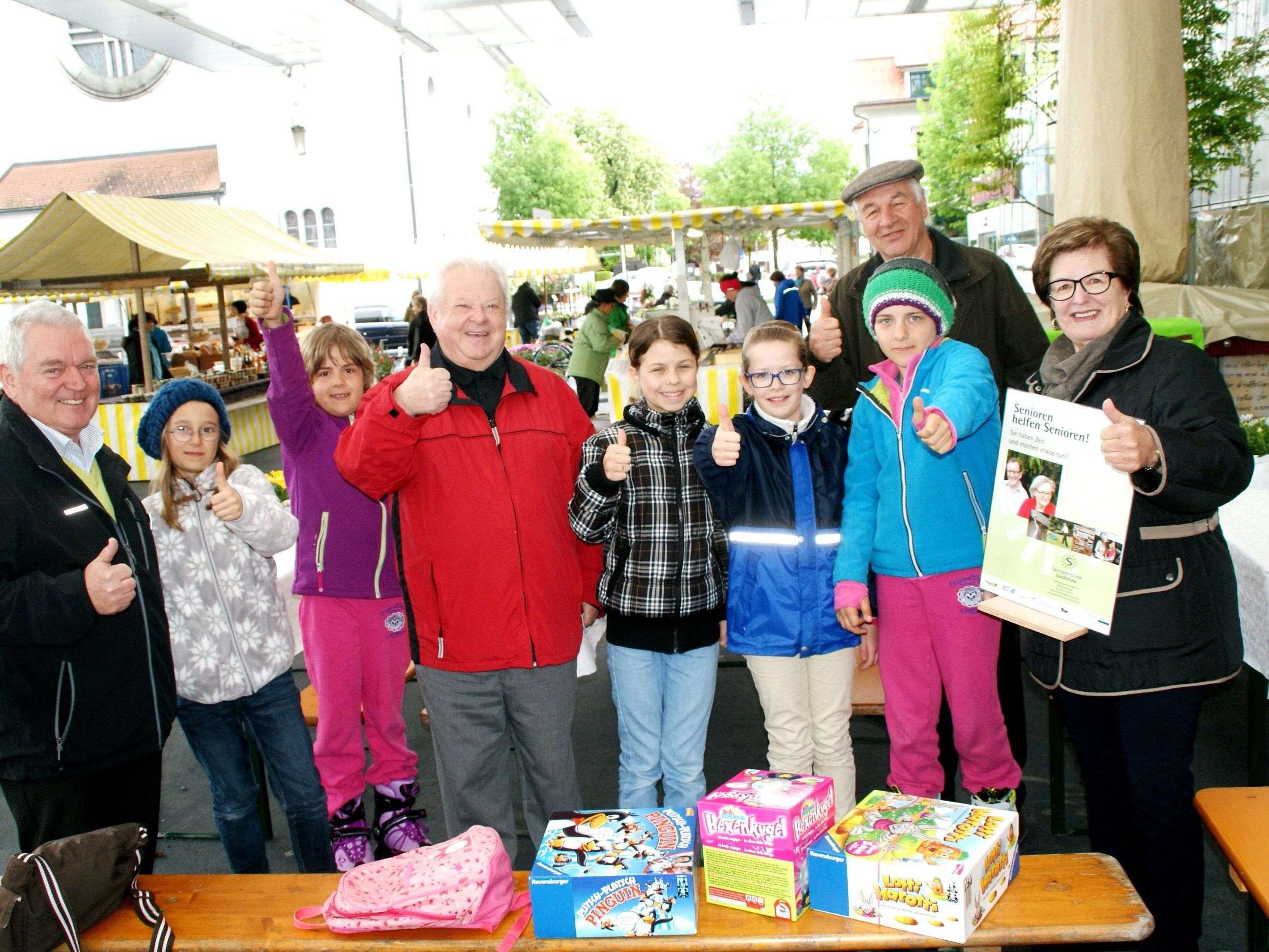 Fröhliche Begegnungen auf dem Kirchplatz Fröhliche Begegnungen auf dem Kirchplatz
