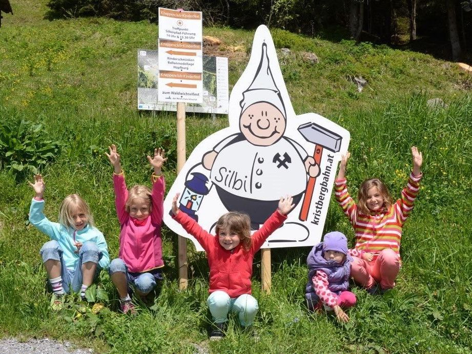 Für Kinder und auch für  Erwachsene ist das Knappenclub-Kinderfest immer sehr erlebnisreich. Für Kinder und auch für  Erwachsene ist das Knappenclub-Kinderfest immer sehr erlebnisreich.