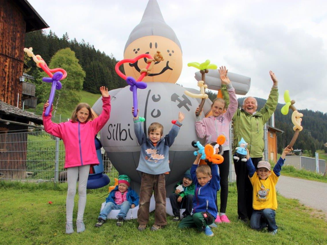 Kinder und Erwachsene fanden den SILBI-Tag ganz aufregend und lustig. Kinder und Erwachsene fanden den SILBI-Tag ganz aufregend und lustig.