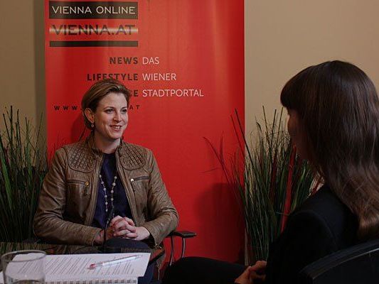 NEOS-Spitzenkandidatin Beate Meinl-Reisinger beim Interview NEOS-Spitzenkandidatin Beate Meinl-Reisinger beim Interview