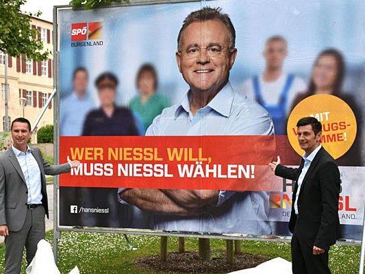 (v.l.) SPÖ-Landesgeschäftsführer Robert Hergovich und SPÖ-Klubobmann Christian Illedits präsentieren letzte SPÖ-Plakate