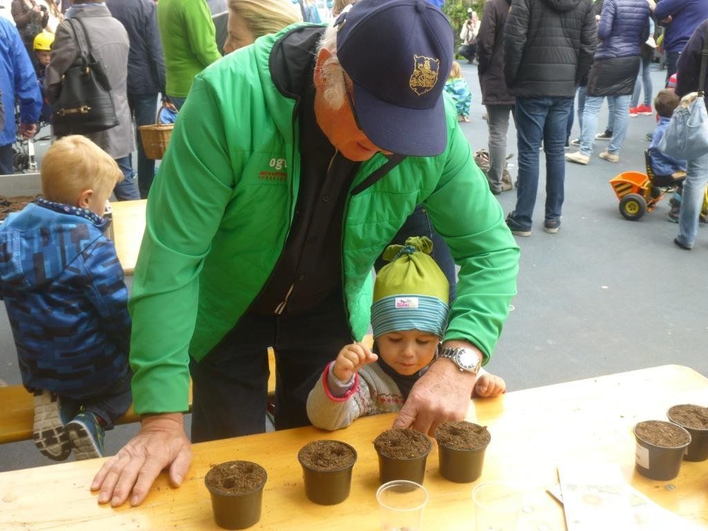 Das Sonnenbluimensäen machte auch den kleinsten Spaß Das Sonnenbluimensäen machte auch den kleinsten Spaß