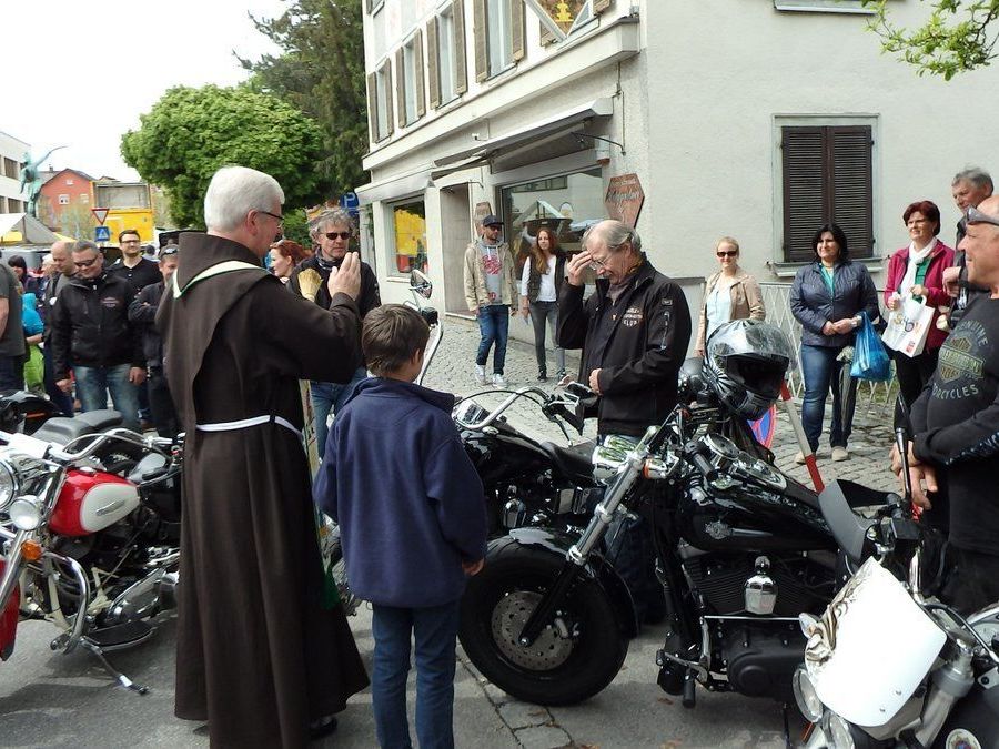 Stadtpfarrer P. Adrian bei der Segnung der Motorräder Stadtpfarrer P. Adrian bei der Segnung der Motorräder
