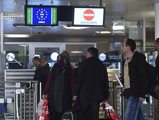 Flughafen-Securitys sollen Flüchtlinge ins Ausland geschmuggelt haben Flughafen-Securitys sollen Flüchtlinge ins Ausland geschmuggelt haben