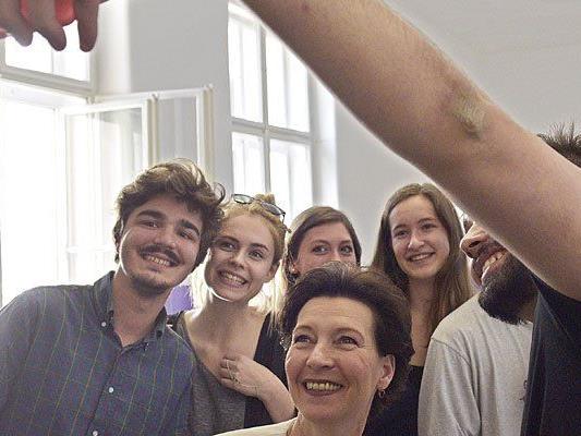 Unterrichtsministerin Gabriele Heinisch-Hosek posiert mit Schülern für ein Selfie