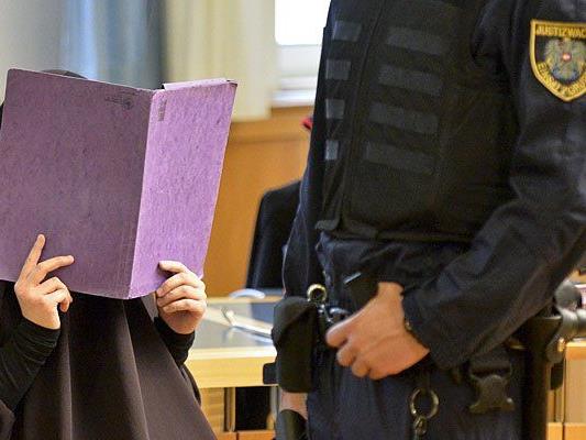 Die 26-Jährige beim Prozess wegen mutmaßlicher Unterstützung der Terrororganisation "Islamischer Staat" im Straflandesgericht Wien