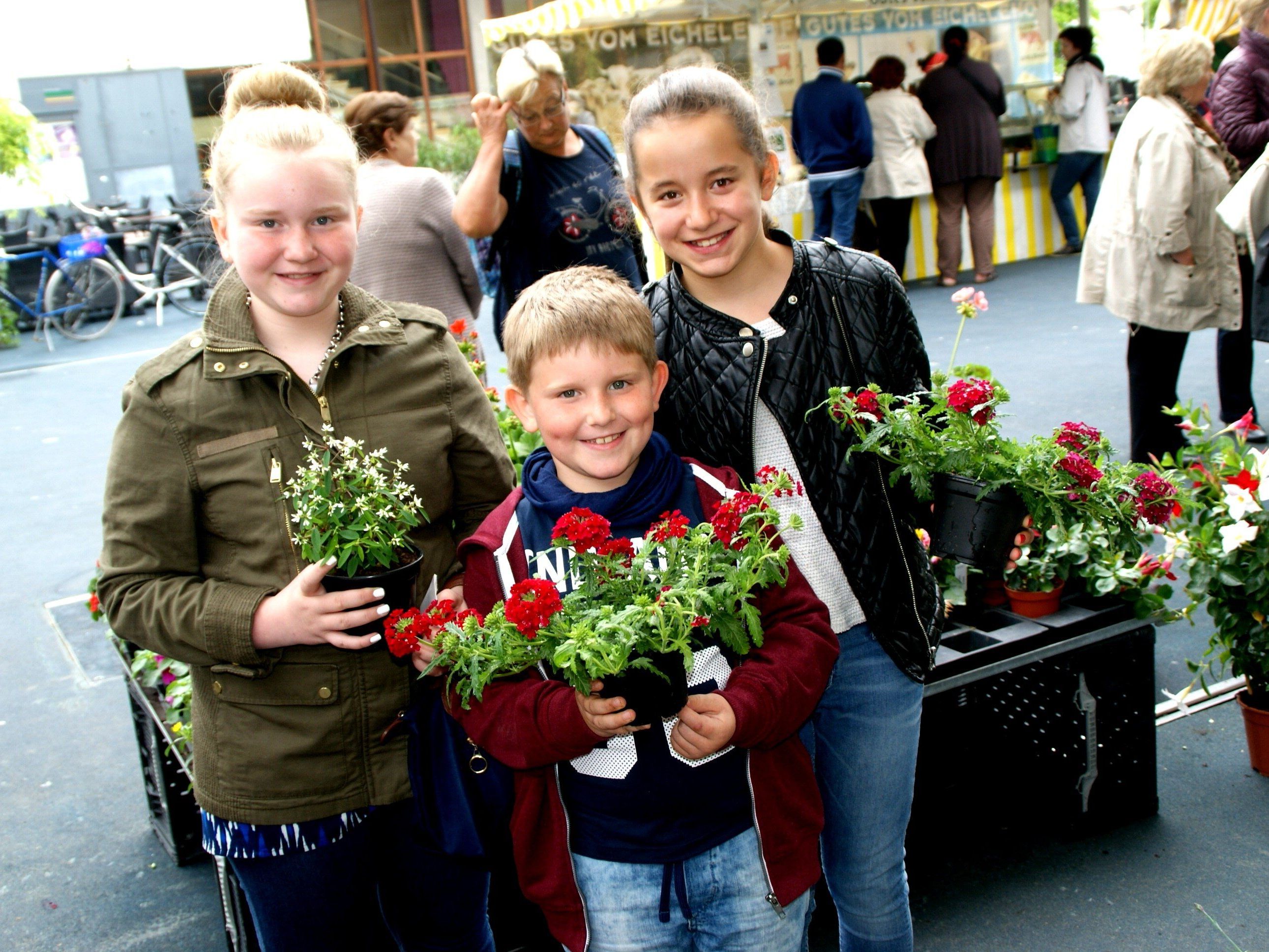 v.li. Elena, Alexander, Lara - ein Sträußchen für Mama! v.li. Elena, Alexander, Lara - ein Sträußchen für Mama!