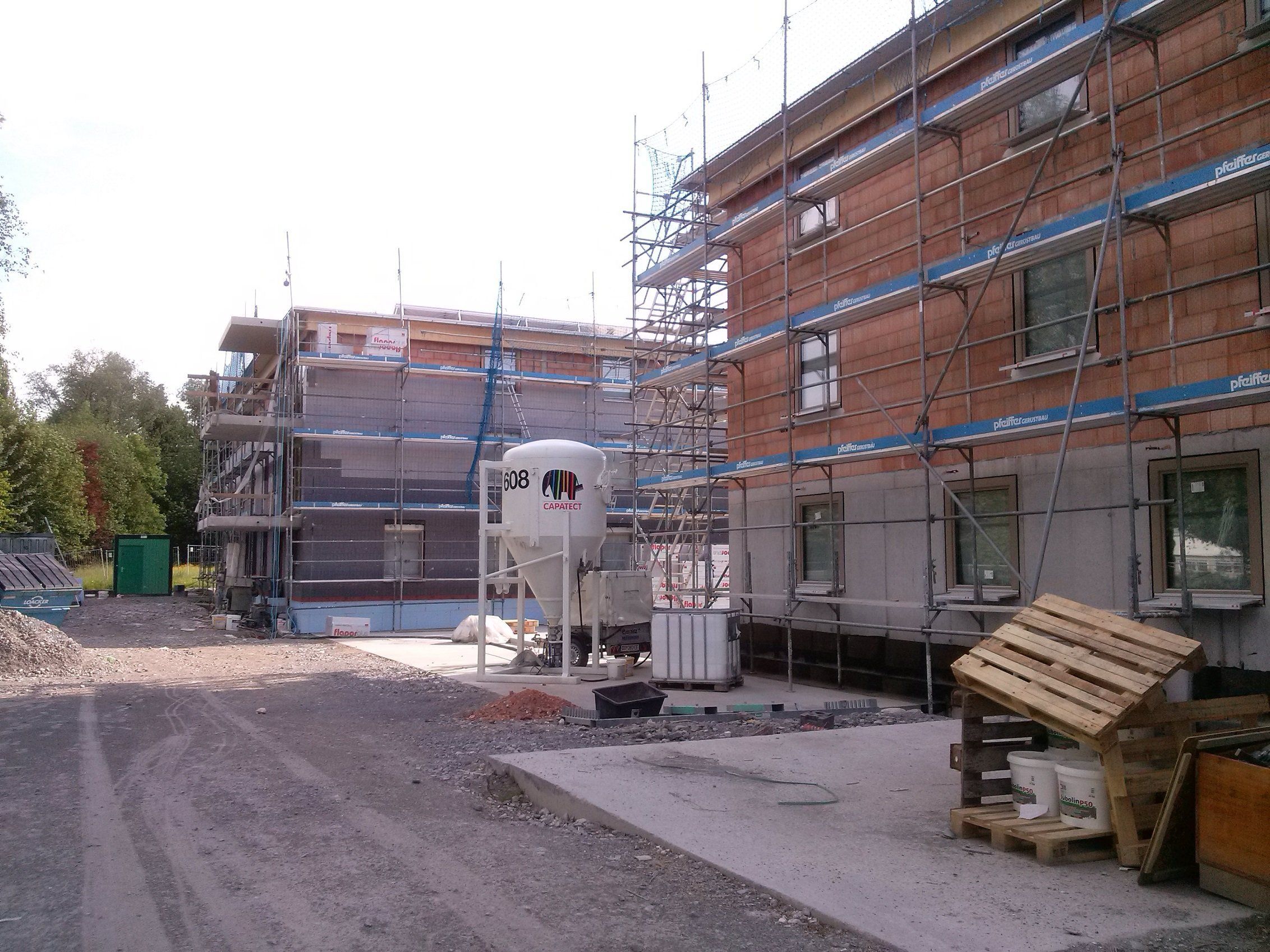 Die Kleinwohnanlage an der Heitere Straße entsteht mit zwei Baukörpern und insgesamt 22 Mietwohnungen. Die Kleinwohnanlage an der Heitere Straße entsteht mit zwei Baukörpern und insgesamt 22 Mietwohnungen.