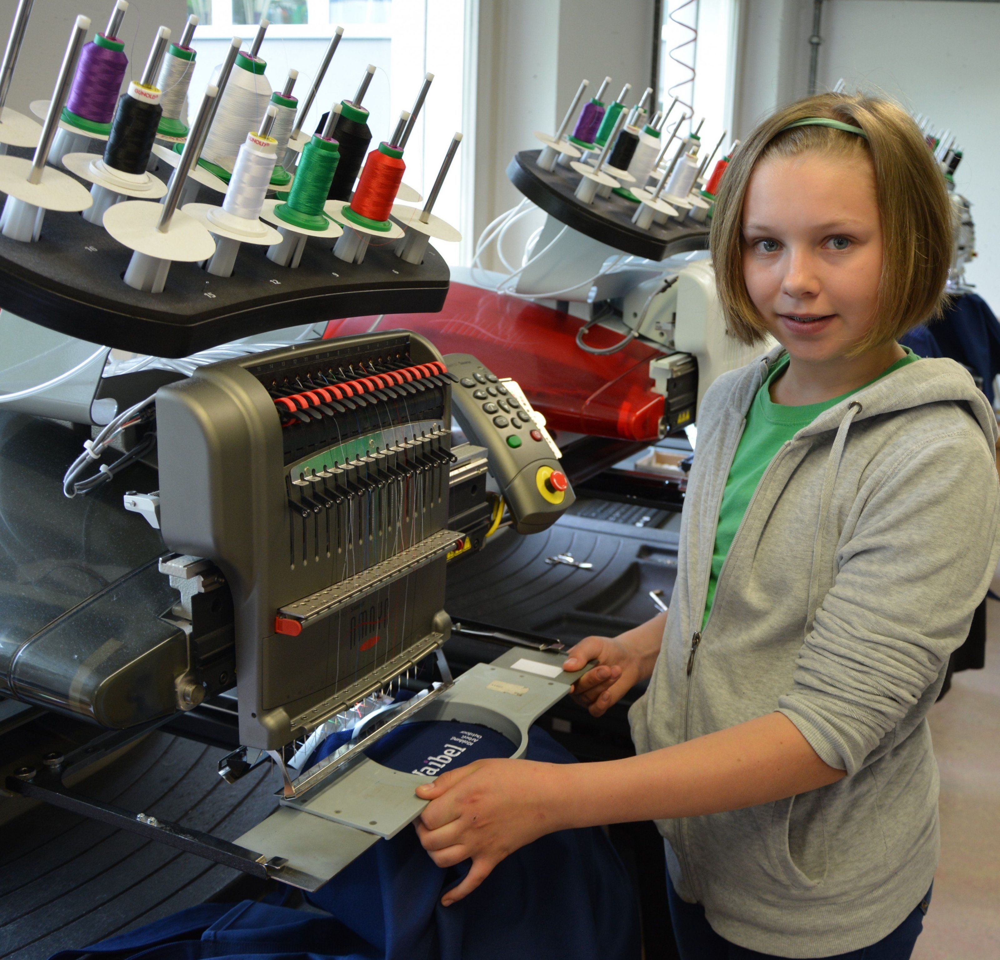 Anpacken statt nur Zuschauen: Die Schülerinnen und Schüler bestickten Grillschürzen mit dem Waibel-Logo. Anpacken statt nur Zuschauen: Die Schülerinnen und Schüler bestickten Grillschürzen mit dem Waibel-Logo.
