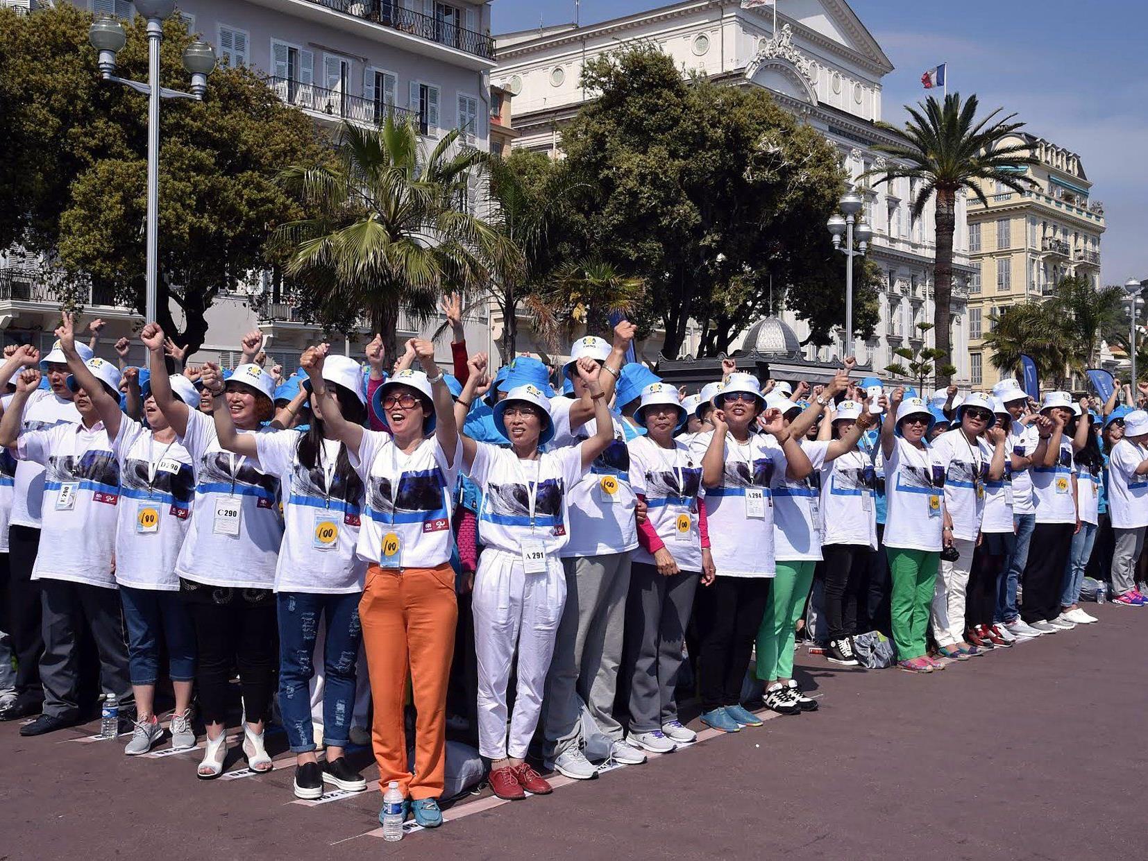 Weltrekord von 6.000 Angestellten eines chinesischen Konzerns in Nizza.
