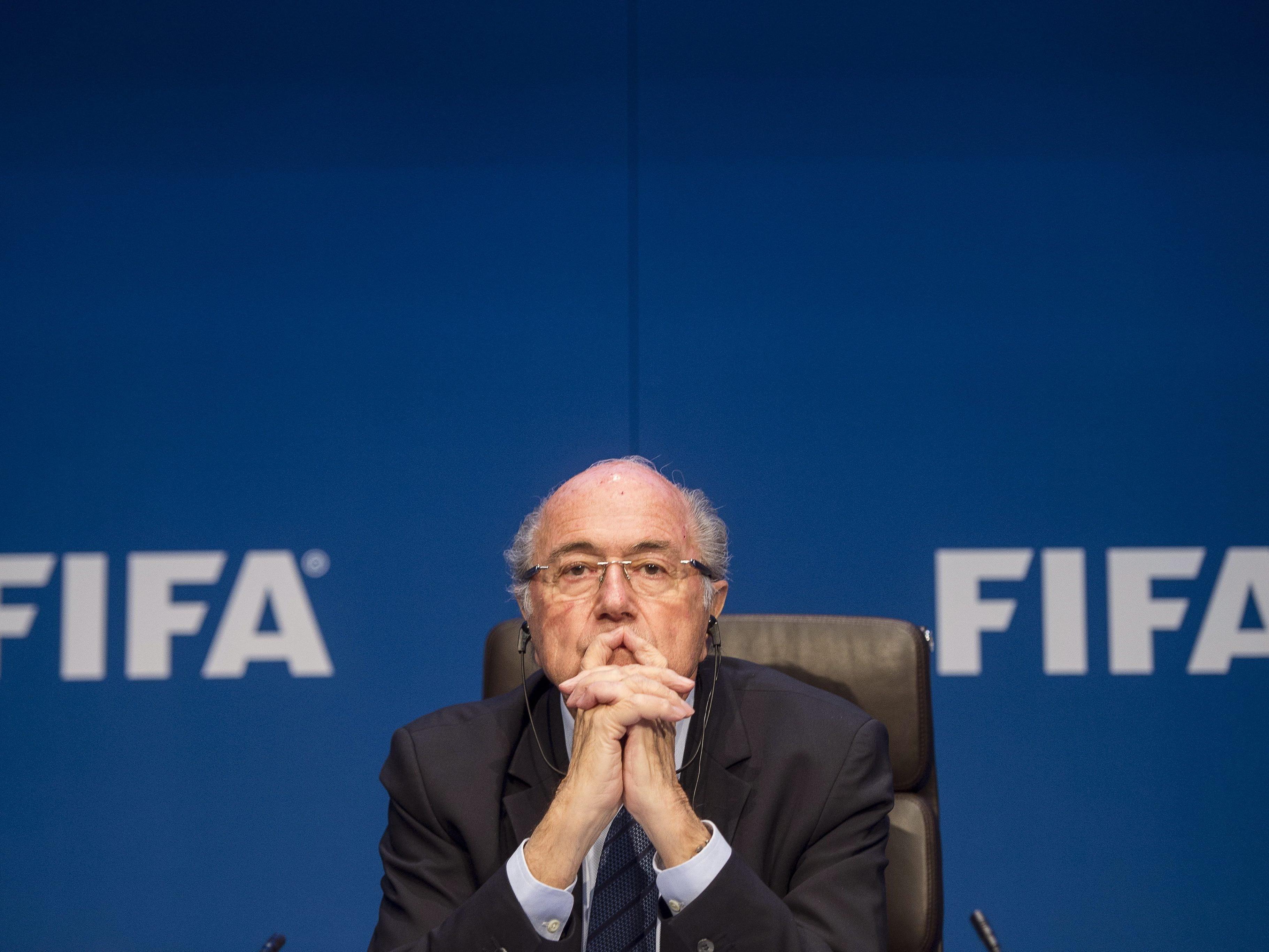 Selbst der größte Korruptionsskandal in der Geschichte der FIFA kann an Blatters Thron nicht rütteln.