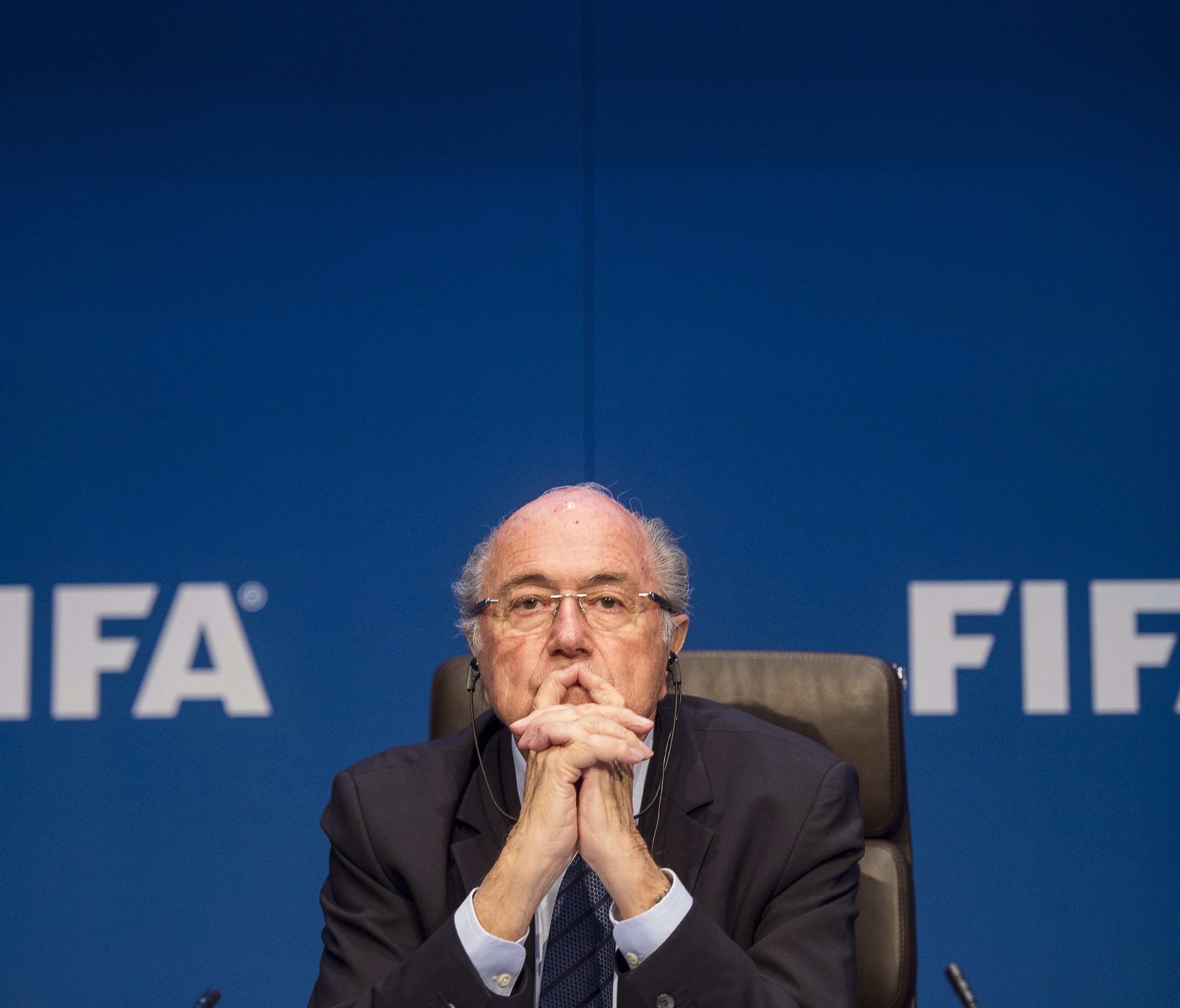 Selbst der größte Korruptionsskandal in der Geschichte der FIFA kann an Blatters Thron nicht rütteln. Selbst der größte Korruptionsskandal in der Geschichte der FIFA kann an Blatters Thron nicht rütteln.