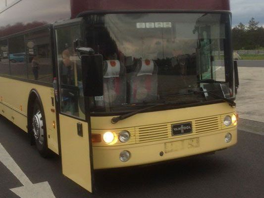 Dieser Bus wurde von der Polizei gestoppt. Dieser Bus wurde von der Polizei gestoppt.
