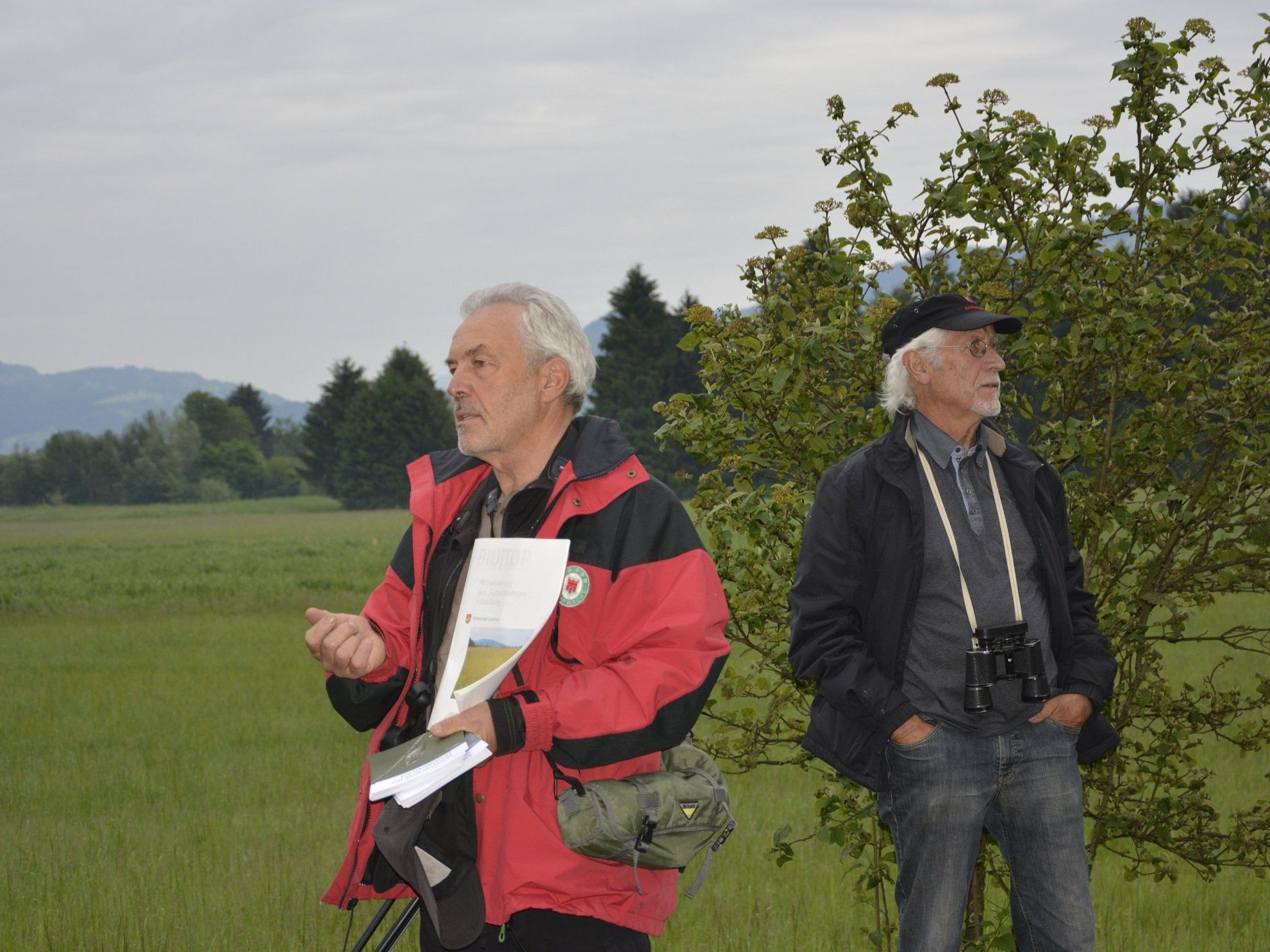 Die Exkursion startete mit Alwin Schönenberger und Anselm Scheffknecht beim Alten Rhein. Die Exkursion startete mit Alwin Schönenberger und Anselm Scheffknecht beim Alten Rhein.