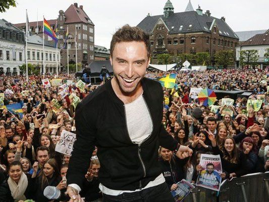 Von einer jubelnden Menge wurde Måns Zelmerlöw empfangen. Von einer jubelnden Menge wurde Måns Zelmerlöw empfangen.