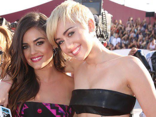 Lucy Hale and Miley Cyrus bei den MTV Music Awards