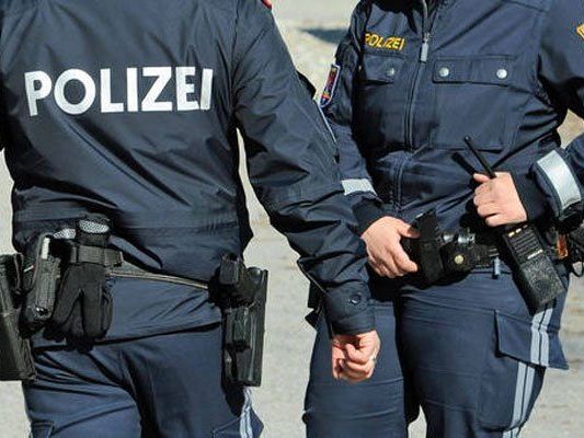 Eine Frau wurde beim Diebstahl ertappt und verletzte den Ladenbesitzer und einen Polizisten.