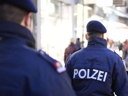 Die Polizisten konnten die beiden Angreifer überwältigen. Die Polizisten konnten die beiden Angreifer überwältigen.