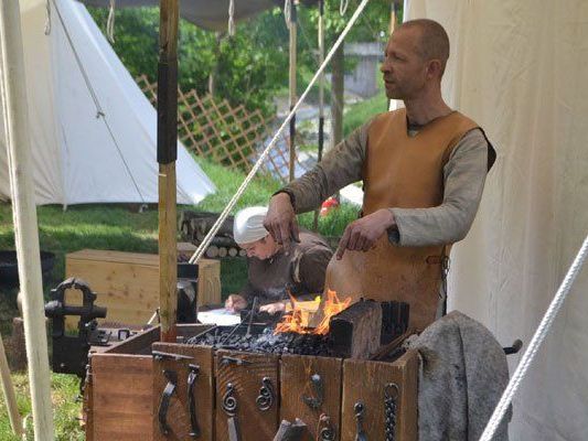 Am ersten Mai-Wochenende wird in Alt Erlaa das Ritterfest gefeiert. Am ersten Mai-Wochenende wird in Alt Erlaa das Ritterfest gefeiert.
