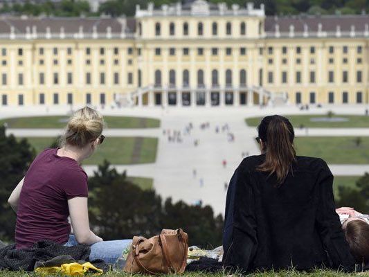 Am Wochenende sollte man zum Picknick besser einen Schirm mitnehmen. Am Wochenende sollte man zum Picknick besser einen Schirm mitnehmen.