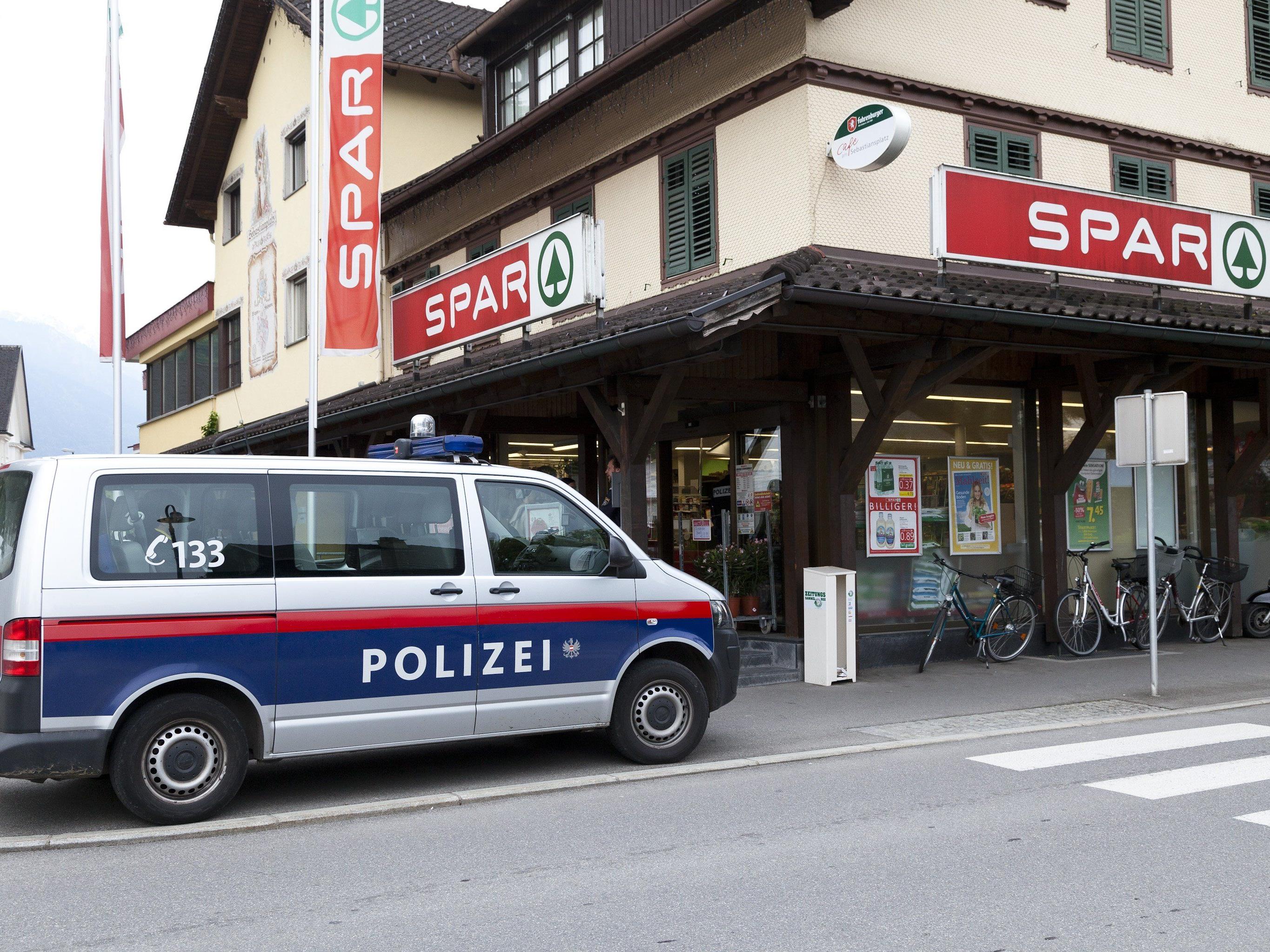 Mann soll Spar-Angestellte in Feldkirch mit Messer bedroht haben: verhaftet.