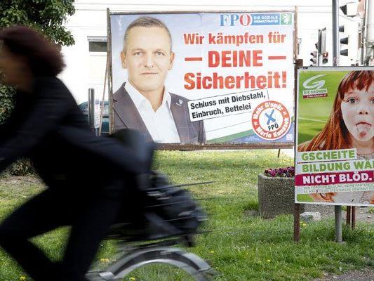 Mit diesen Plakaten werben FPÖ und Grüne.