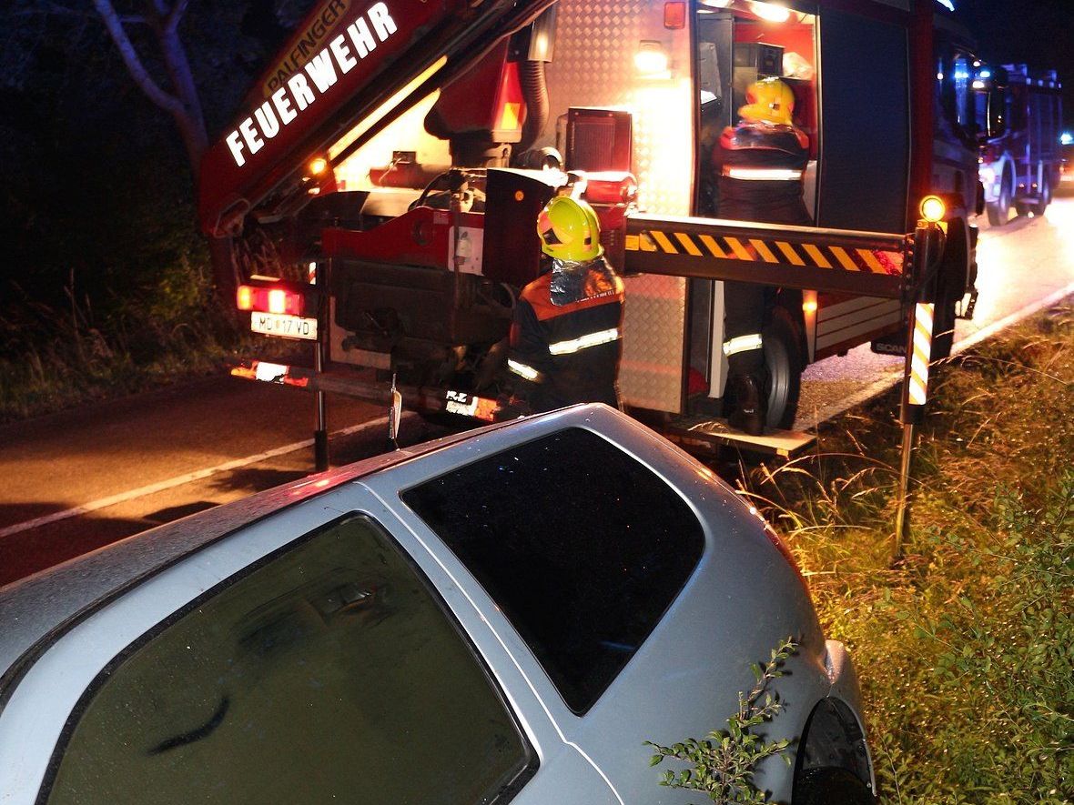 Qualmender Kleinwagen im Straßengraben