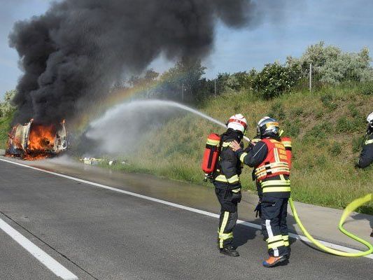 Ein Klein-Lkw stand auf der A2 in Vollbrand. Ein Klein-Lkw stand auf der A2 in Vollbrand.
