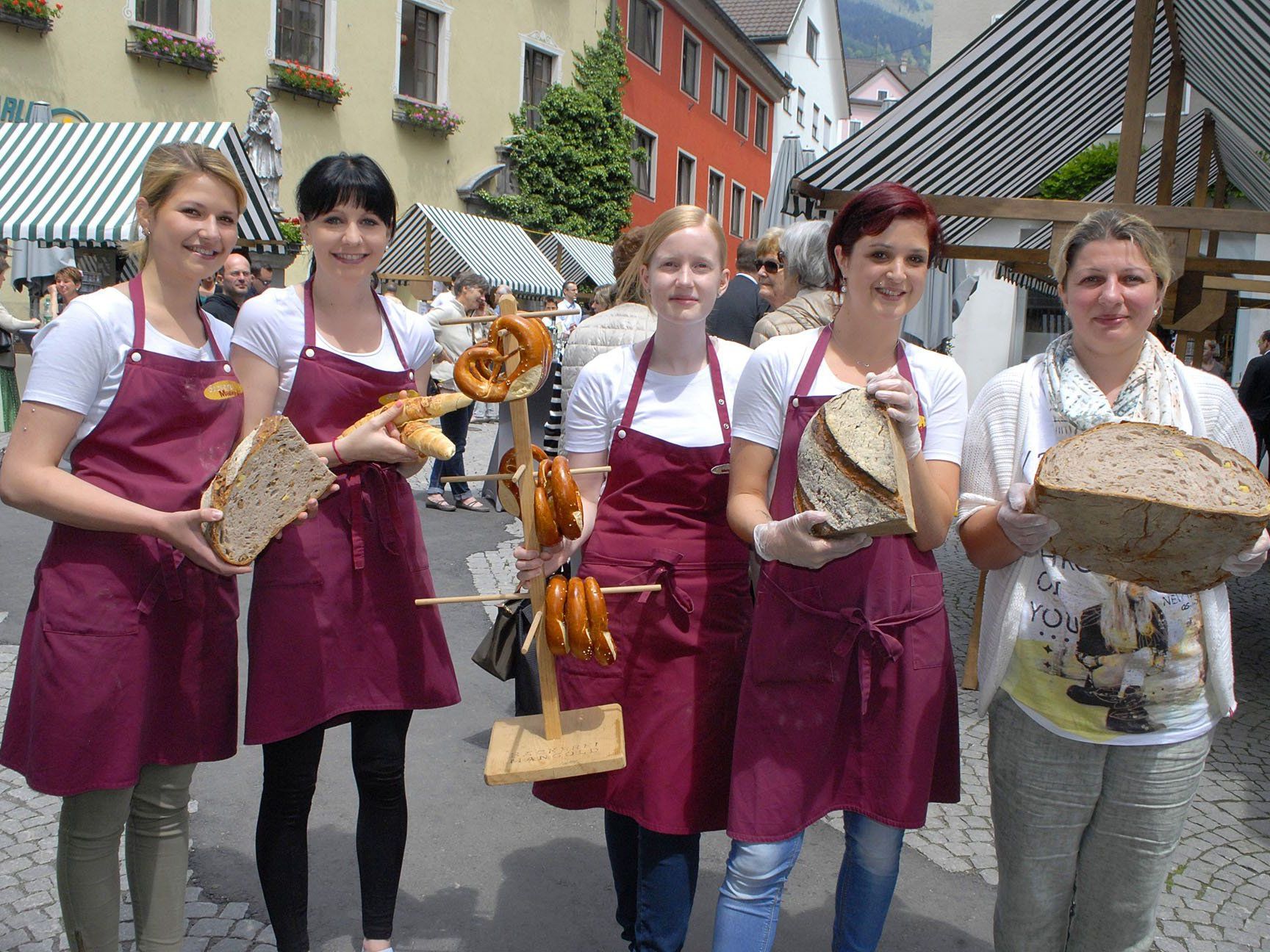 Mitarbeiterinnen der "Mangold"-Filiale in der Werdenbergerstraße beim Brot- und Strudelmarkt in der Bludenzer Altstadt Mitarbeiterinnen der "Mangold"-Filiale in der Werdenbergerstraße beim Brot- und Strudelmarkt in der Bludenzer Altstadt