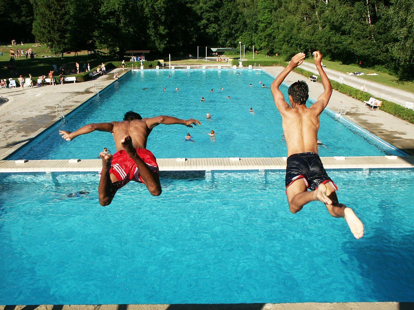 Im aha finden Jugendliche Tipps & Infos für einen abwechslungsreichen Sommer. Im Juni (samstags und montags) tauchen 360-InhaberInnen im Waldbad Feldkirch und Freibad Felsenau Frastanz kostengünstig ab. Im aha finden Jugendliche Tipps & Infos für einen abwechslungsreichen Sommer. Im Juni (samstags und montags) tauchen 360-InhaberInnen im Waldbad Feldkirch und Freibad Felsenau Frastanz kostengünstig ab.