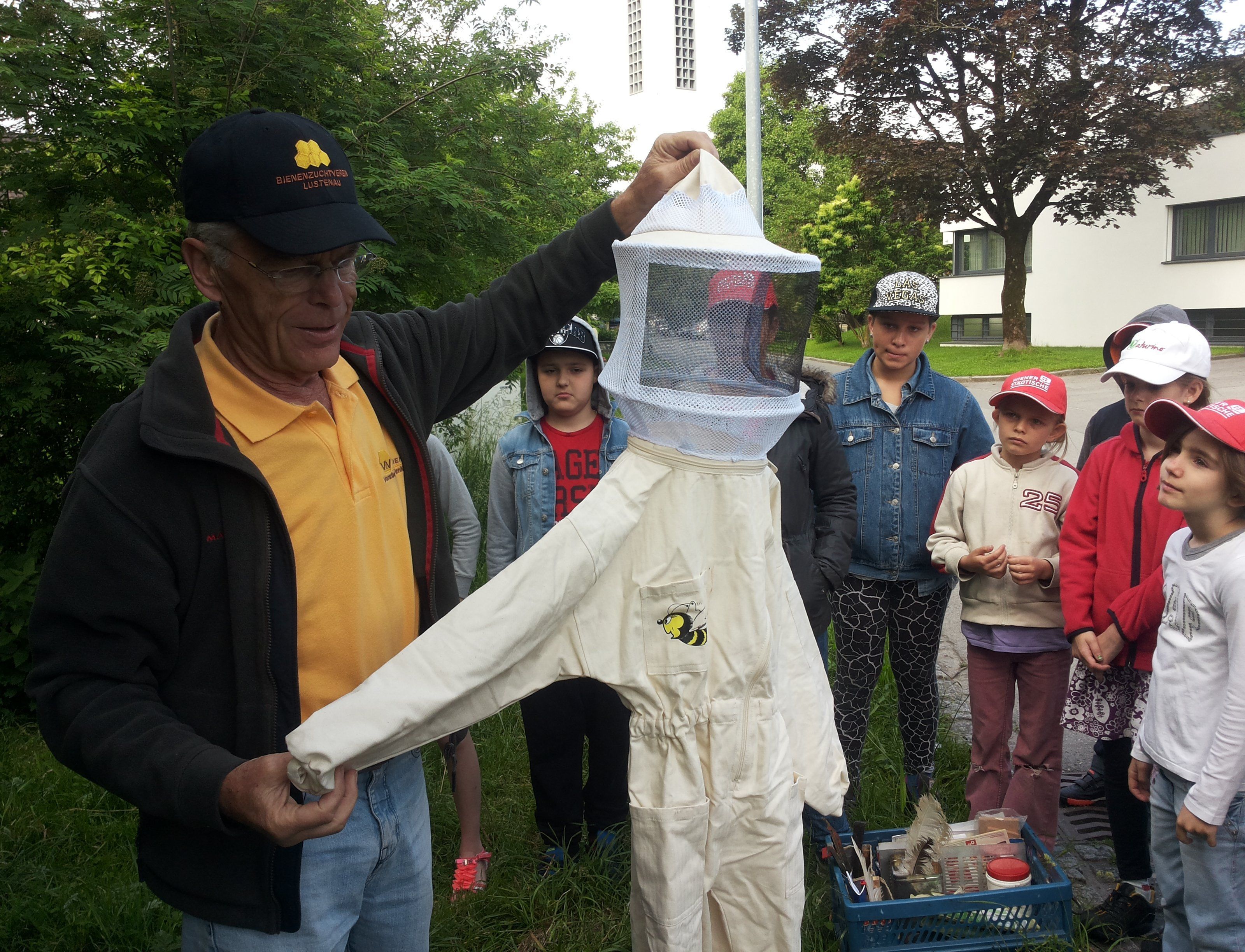 Schulkinder erlebten Bienen hautnah Schulkinder erlebten Bienen hautnah