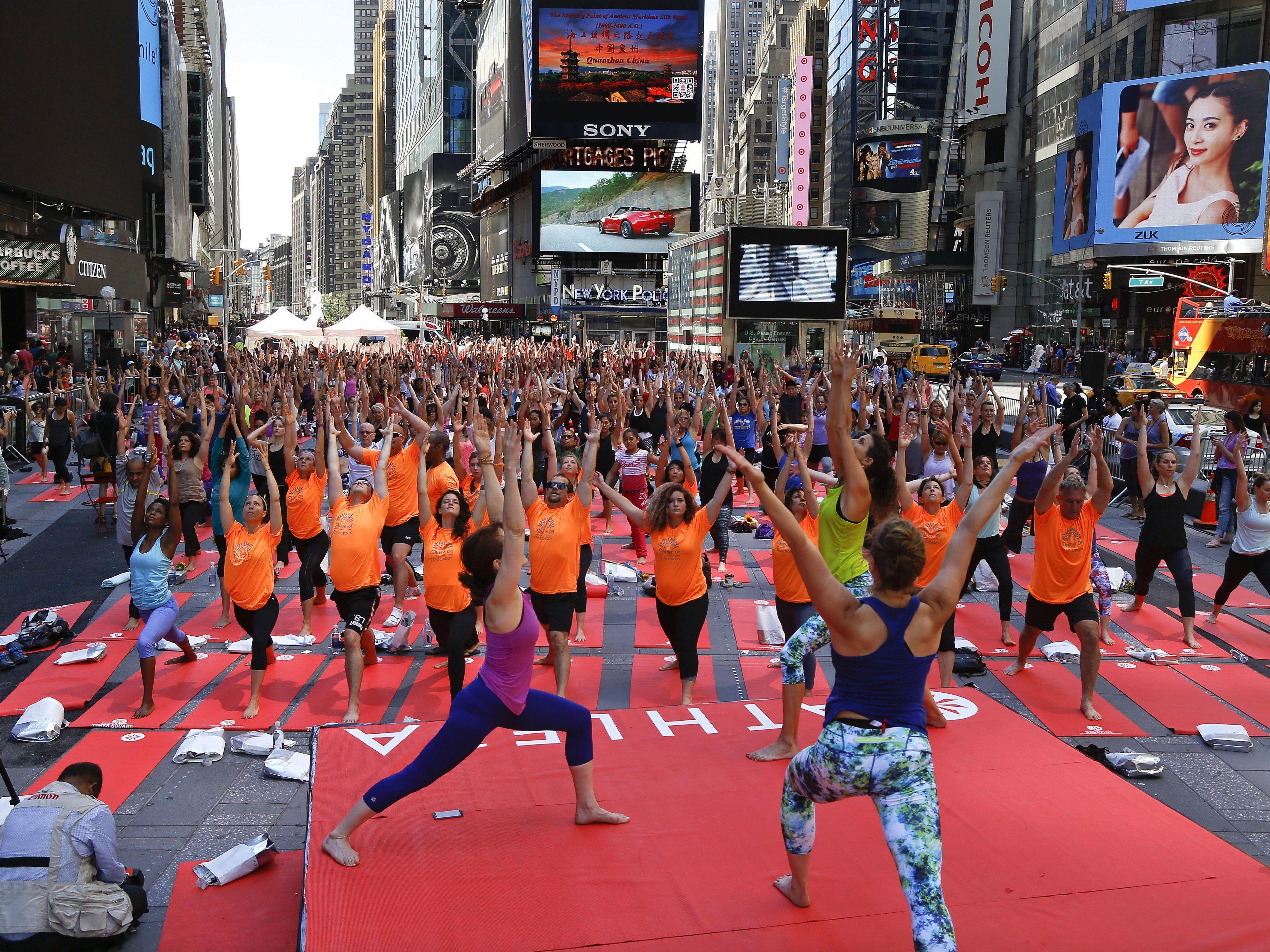 Auch der UNO-Generalsekretär turnte beim ersten Welt-Yoga-Tag mit.