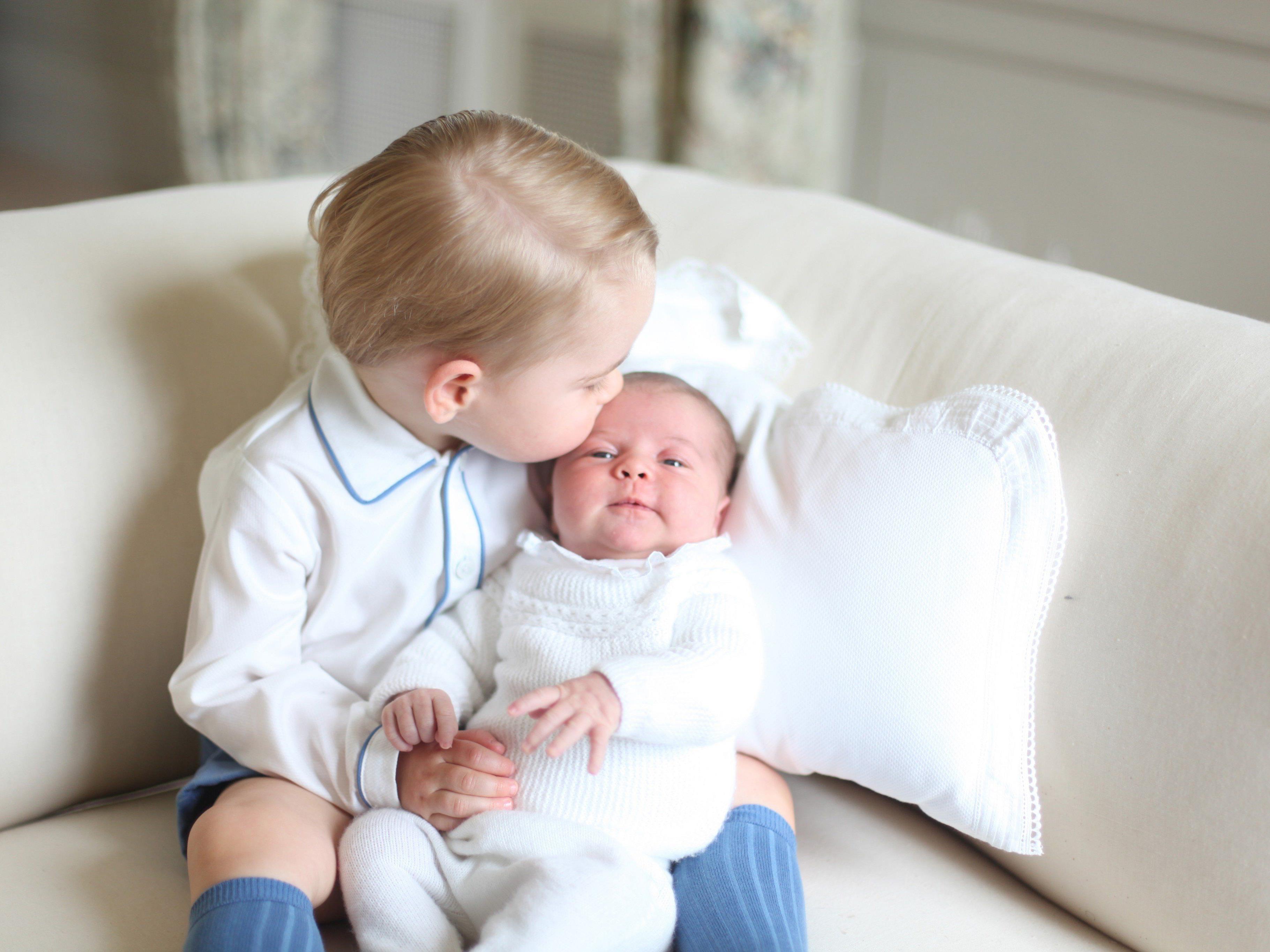 So süß sind die ersten Bilder von Prinz George und Prinzessin Charlotte.