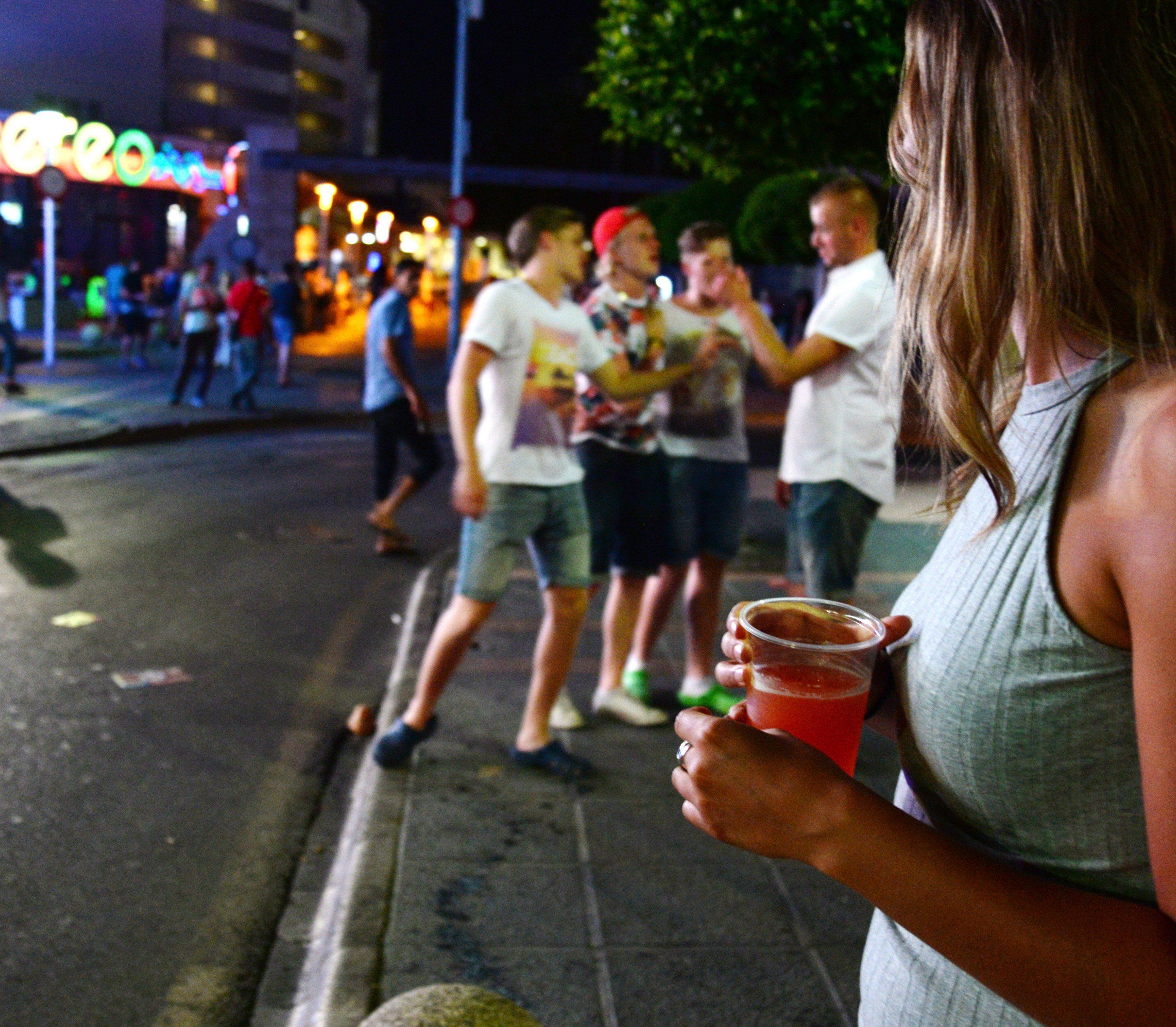 In Magaluf auf Mallorca sollen enue Benimmregeln Trinkgelage und Exzesse eindämmen. In Magaluf auf Mallorca sollen enue Benimmregeln Trinkgelage und Exzesse eindämmen.