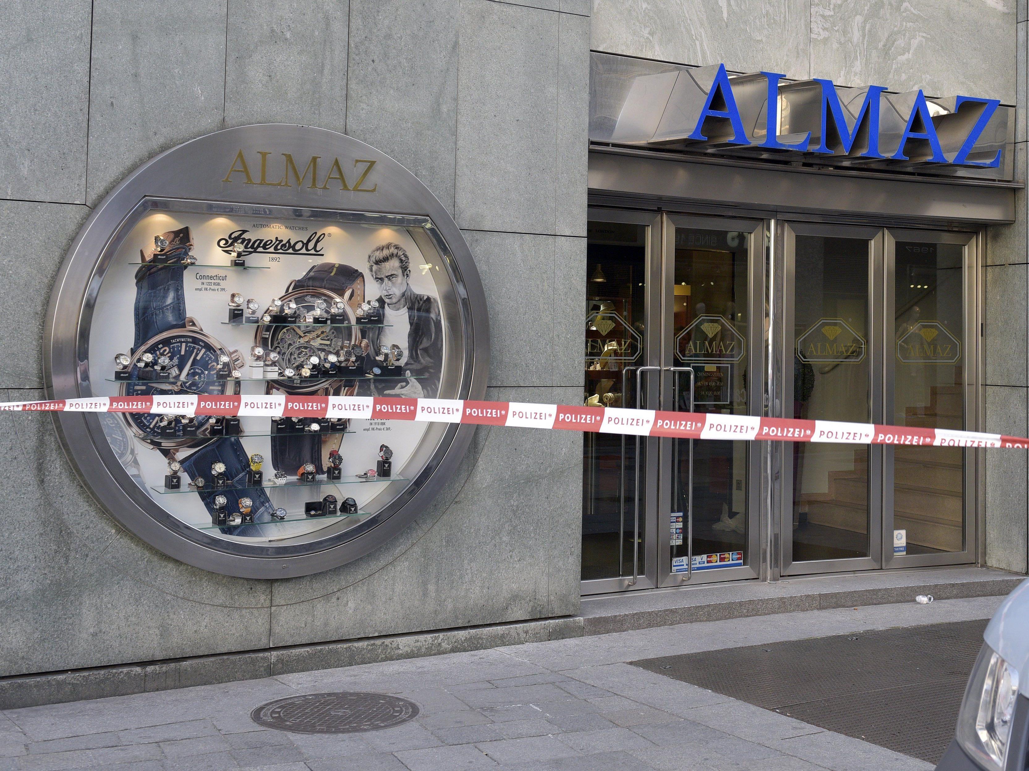 Fünf Räuber überfielen einen Juwelier am Wiener Stephansplatz.